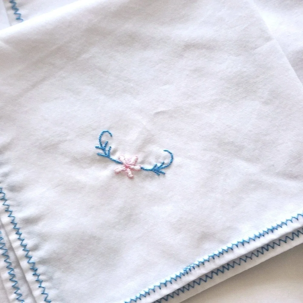 80's Vintage Embroidered White Floral Square Tablecloth with Lace Trim 6 Napkins